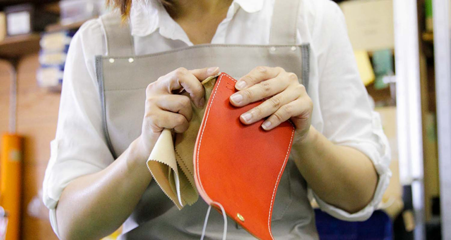 our mission ながく愛されるものづくり 私たちは売ったら終わりの商売ではなく、 お客様とながく付き合える、まるでパートナーのように大切にされ、愛されるカバンを作るカバン屋で在ることを目指します。